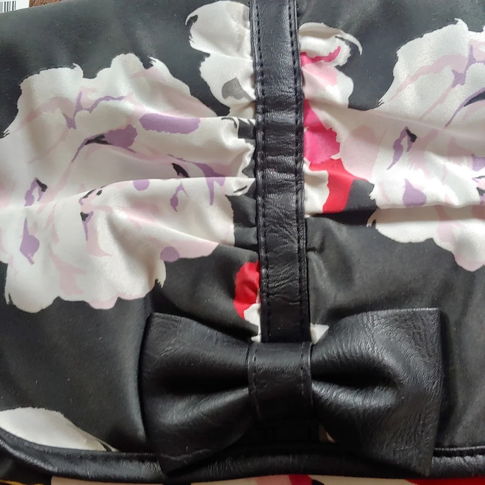 Claire's Black Floral Wristlet Clutch Cosmetic Bag with Accent Bow NEW with Tag - Picture 2 of 6